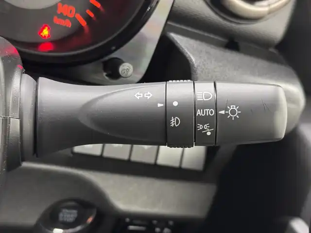 スズキ ジムニー XC 三重県 2023(令5)年 0.1千km ブルーイッシュブラックパール3 届出済未使用車（商品化登録時走行距離19km）/ガソリン・ターボ/パートタイム4WD/フロア4AT/カスタムパーツ/・METAL ROCK 16inビートリングAW/・大型グリルガード/・GIGEAR LEDフォグライト/・GIGEAR リアラダー/・GIGEAR ブラウンキルティングレザーシートカバー/・オーバーフェンダー/・GIGEAR 1.5インチリフトアップキット/・トーヨー・オープンカントリーR/T 185/85R16/9インチ ディスプレイオーディオ/（FM/AM/Bluetooth/USB/AUX/AppleCarPlay/AndroidAuto?）/バックカメラ/安全/・デュアルセンサーブレーキサポート/・車線逸脱警報機能/・ふらつき警報機能/・標識認識機能/・ハイビームアシスト/・トラクションコントロールシステム/・ヒルディセントコントロール/など/装備/・クルーズコントロール/・シートヒーター（D/N）/・オートエアコン/・ステアリングスイッチ/・オートライト/・LEDヘッドランプ/・フロントフォグランプ/・プッシュスタート/・電動格納ドアミラー/・背面スペアタイヤ/・保/取/ナビ取/・スマートキーx1/など