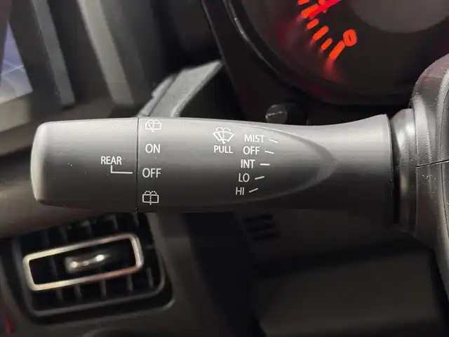 スズキ ジムニー XC 三重県 2023(令5)年 0.1千km ブルーイッシュブラックパール3 届出済未使用車（商品化登録時走行距離19km）/ガソリン・ターボ/パートタイム4WD/フロア4AT/カスタムパーツ/・METAL ROCK 16inビートリングAW/・大型グリルガード/・GIGEAR LEDフォグライト/・GIGEAR リアラダー/・GIGEAR ブラウンキルティングレザーシートカバー/・オーバーフェンダー/・GIGEAR 1.5インチリフトアップキット/・トーヨー・オープンカントリーR/T 185/85R16/9インチ ディスプレイオーディオ/（FM/AM/Bluetooth/USB/AUX/AppleCarPlay/AndroidAuto?）/バックカメラ/安全/・デュアルセンサーブレーキサポート/・車線逸脱警報機能/・ふらつき警報機能/・標識認識機能/・ハイビームアシスト/・トラクションコントロールシステム/・ヒルディセントコントロール/など/装備/・クルーズコントロール/・シートヒーター（D/N）/・オートエアコン/・ステアリングスイッチ/・オートライト/・LEDヘッドランプ/・フロントフォグランプ/・プッシュスタート/・電動格納ドアミラー/・背面スペアタイヤ/・保/取/ナビ取/・スマートキーx1/など