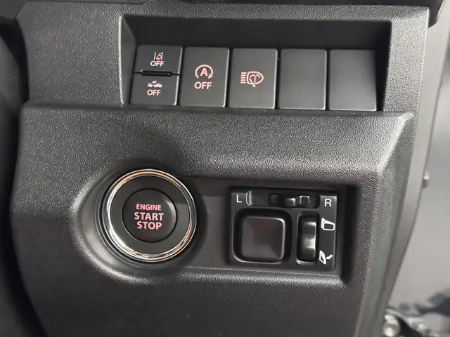スズキ ジムニー XC 三重県 2023(令5)年 0.1千km ブルーイッシュブラックパール3 届出済未使用車（商品化登録時走行距離19km）/ガソリン・ターボ/パートタイム4WD/フロア4AT/カスタムパーツ/・METAL ROCK 16inビートリングAW/・大型グリルガード/・GIGEAR LEDフォグライト/・GIGEAR リアラダー/・GIGEAR ブラウンキルティングレザーシートカバー/・オーバーフェンダー/・GIGEAR 1.5インチリフトアップキット/・トーヨー・オープンカントリーR/T 185/85R16/9インチ ディスプレイオーディオ/（FM/AM/Bluetooth/USB/AUX/AppleCarPlay/AndroidAuto?）/バックカメラ/安全/・デュアルセンサーブレーキサポート/・車線逸脱警報機能/・ふらつき警報機能/・標識認識機能/・ハイビームアシスト/・トラクションコントロールシステム/・ヒルディセントコントロール/など/装備/・クルーズコントロール/・シートヒーター（D/N）/・オートエアコン/・ステアリングスイッチ/・オートライト/・LEDヘッドランプ/・フロントフォグランプ/・プッシュスタート/・電動格納ドアミラー/・背面スペアタイヤ/・保/取/ナビ取/・スマートキーx1/など
