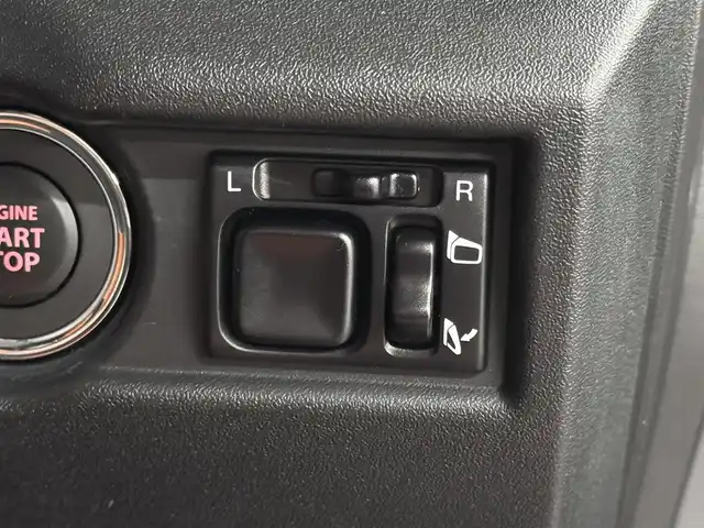 スズキ ジムニー XC 三重県 2023(令5)年 0.1千km ブルーイッシュブラックパール3 届出済未使用車（商品化登録時走行距離19km）/ガソリン・ターボ/パートタイム4WD/フロア4AT/カスタムパーツ/・METAL ROCK 16inビートリングAW/・大型グリルガード/・GIGEAR LEDフォグライト/・GIGEAR リアラダー/・GIGEAR ブラウンキルティングレザーシートカバー/・オーバーフェンダー/・GIGEAR 1.5インチリフトアップキット/・トーヨー・オープンカントリーR/T 185/85R16/9インチ ディスプレイオーディオ/（FM/AM/Bluetooth/USB/AUX/AppleCarPlay/AndroidAuto?）/バックカメラ/安全/・デュアルセンサーブレーキサポート/・車線逸脱警報機能/・ふらつき警報機能/・標識認識機能/・ハイビームアシスト/・トラクションコントロールシステム/・ヒルディセントコントロール/など/装備/・クルーズコントロール/・シートヒーター（D/N）/・オートエアコン/・ステアリングスイッチ/・オートライト/・LEDヘッドランプ/・フロントフォグランプ/・プッシュスタート/・電動格納ドアミラー/・背面スペアタイヤ/・保/取/ナビ取/・スマートキーx1/など