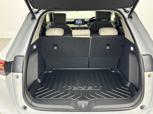 ホンダ ヴェゼル ハイブリッド e:HEV Z PLaYパッケージ 三重県 2024(令6)年 2.6万km プレミアムサンライトホワイトパール /禁煙車//純正ディスプレイオーディオ//AppleCarPray/AndroidAuto/Bluetooth/フルセグ//アダプティブクルーズコントロール//前席シートヒーター//ステアリングヒーター//白革ハーフレザーシート//パワーバックドア//バックモニター//パドルシフト//ワイヤレスチャージャー//ブラインドスポットモニター//前後ドライブレコーダー//電動パーキング//LEDヘッドライト//純正18インチAW