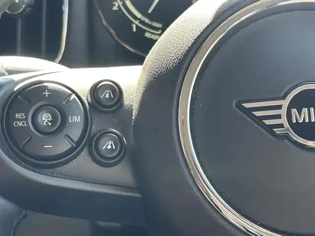 ＭＩＮＩ ＢＭＷ ミニ クロスオーバー クーパー D オール4 エッセンシャルトリム 高知県 2021(令3)年 3万km 紺Ⅱ 純正ナビ/【AM/FM/BT】/ぺッパーパッケージ/・電動リアゲート/・バックカメラ/・スマートキー/インテリジェントセーフティ/・追突警告　/・歩行者警告　/・車線逸脱警告/シートヒーター/純正17インチAW/LEDヘッドライト/クリアランスソナー/ACC/ミラー一体型ETC/ルーフレール/ドライブレコーダー360°/シートカバー(茶色)/純正フロアマット/４WD