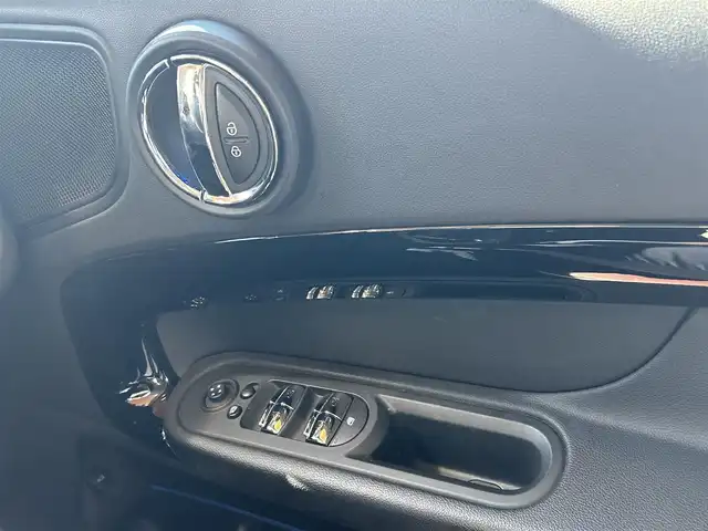 ＭＩＮＩ ＢＭＷ ミニ クロスオーバー クーパー D オール4 エッセンシャルトリム 高知県 2021(令3)年 3万km 紺Ⅱ 純正ナビ/【AM/FM/BT】/ぺッパーパッケージ/・電動リアゲート/・バックカメラ/・スマートキー/インテリジェントセーフティ/・追突警告　/・歩行者警告　/・車線逸脱警告/シートヒーター/純正17インチAW/LEDヘッドライト/クリアランスソナー/ACC/ミラー一体型ETC/ルーフレール/ドライブレコーダー360°/シートカバー(茶色)/純正フロアマット/４WD