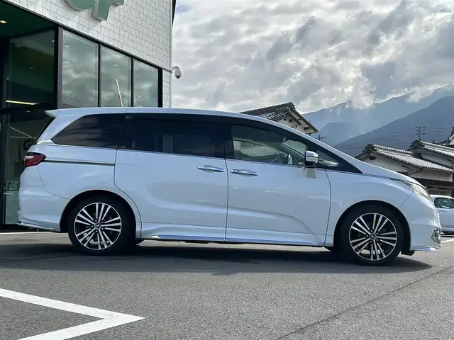 ホンダ オデッセイ アブソルート 愛媛県 2014(平26)年 6.3万km ホワイトオーキッドパール 純正ナビ/全周囲カメラ/両側パワースライドドア/純正フリップダウンモニター/HDMI入力端子/USB入力端子/パドルシフト/クルーズコントロール/LEDヘッドライト/オートライト/電格ミラー/ヒートミラー/ETC/アイドリングストップ/ドアバイザー/無限フロアマット/純正18インチAW(社外センターキャップ)/現状サマー(社外AW)(225/45/ZR18)/MINERVA RADIAL F205