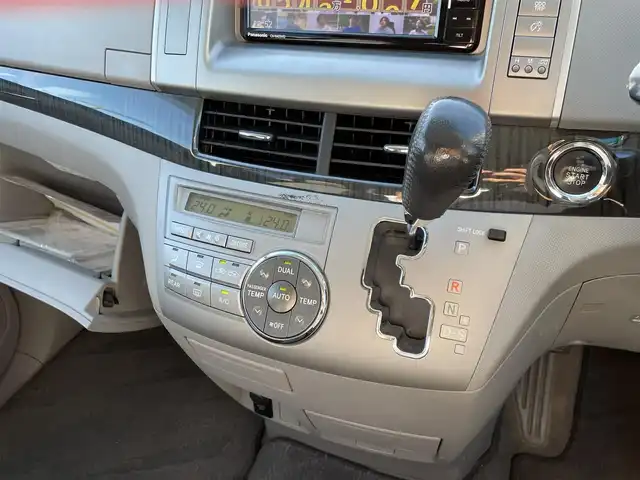 トヨタ エスティマ アエラス 埼玉県 2006(平18)年 17.4万km ミディアムシルバーメタリック 社外ナビTV（CN-RA03WD）/・DVD/CD/SD/フルセグ/ラジオ/社外後席フリップダウンモニター/リアビューカメラ/片側パワースライドドア/ウォークスルー/オートヘッドライト/ダブルエアコン/スマートキー/プッシュスタート/ダブルエアバッグ/アンチロックブレーキ/ETC車載器