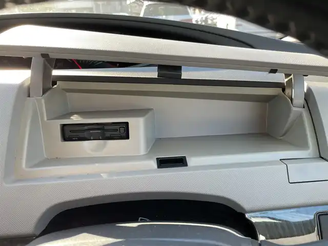 トヨタ エスティマ アエラス 埼玉県 2006(平18)年 17.4万km ミディアムシルバーメタリック 社外ナビTV（CN-RA03WD）/・DVD/CD/SD/フルセグ/ラジオ/社外後席フリップダウンモニター/リアビューカメラ/片側パワースライドドア/ウォークスルー/オートヘッドライト/ダブルエアコン/スマートキー/プッシュスタート/ダブルエアバッグ/アンチロックブレーキ/ETC車載器