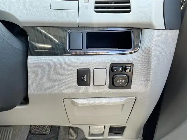 トヨタ エスティマ アエラス 埼玉県 2006(平18)年 17.4万km ミディアムシルバーメタリック 社外ナビTV（CN-RA03WD）/・DVD/CD/SD/フルセグ/ラジオ/社外後席フリップダウンモニター/リアビューカメラ/片側パワースライドドア/ウォークスルー/オートヘッドライト/ダブルエアコン/スマートキー/プッシュスタート/ダブルエアバッグ/アンチロックブレーキ/ETC車載器