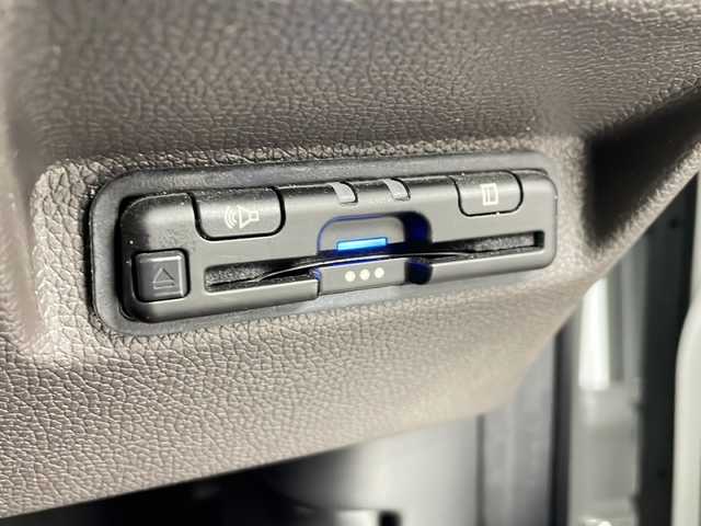 ホンダ フリード G 愛知県 2023(令5)年 2.5万km プラチナホワイトパール /禁煙車//純正ナビ//AM/FM/CD/DVD/ipod//SD/USB/BT/AUX/フルセグ//前席シートヒーター//両側パワースライドドア//ビルトインETC//バックカメラ//LEDオートライト/アクティブコーナリングライト//オートハイビーム//ホンダセンシング//CMBS//ACC//LKAS//アイドリングストップ//横滑り防止装置//プッシュスタート//純正フロアマット//純正ドアバイザー//サイドシェード//ISOFIX//ECON//スマートキー