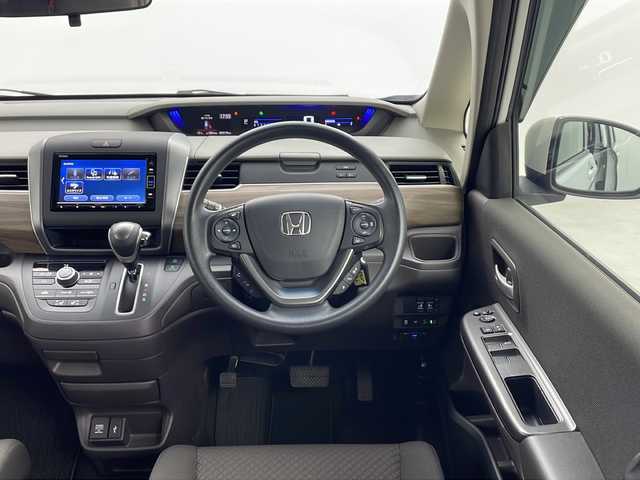 ホンダ フリード G 愛知県 2023(令5)年 2.5万km プラチナホワイトパール /禁煙車//純正ナビ//AM/FM/CD/DVD/ipod//SD/USB/BT/AUX/フルセグ//前席シートヒーター//両側パワースライドドア//ビルトインETC//バックカメラ//LEDオートライト/アクティブコーナリングライト//オートハイビーム//ホンダセンシング//CMBS//ACC//LKAS//アイドリングストップ//横滑り防止装置//プッシュスタート//純正フロアマット//純正ドアバイザー//サイドシェード//ISOFIX//ECON//スマートキー