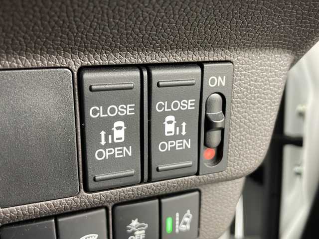 ホンダ フリード G 愛知県 2023(令5)年 2.5万km プラチナホワイトパール /禁煙車//純正ナビ//AM/FM/CD/DVD/ipod//SD/USB/BT/AUX/フルセグ//前席シートヒーター//両側パワースライドドア//ビルトインETC//バックカメラ//LEDオートライト/アクティブコーナリングライト//オートハイビーム//ホンダセンシング//CMBS//ACC//LKAS//アイドリングストップ//横滑り防止装置//プッシュスタート//純正フロアマット//純正ドアバイザー//サイドシェード//ISOFIX//ECON//スマートキー