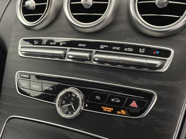 メルセデス・ベンツ Ｃ１８０ アバンギャルド AMGライン 宮崎県 2016(平28)年 8.7万km 白 禁煙車/衝突被害軽減ブレーキ/純正ディスプレイオーディオ（CD/DVD/Bluetooth/FMAM/フルセグTV)/純正バックカメラ/純正LEDオートライト/純正18インチアルミ/純正フロアマット/黒本革シート/ブラインドスポットモニター/パークトロニックセンサー/ステアリングアシスト/レーンディパーチャーアラート/ウインカードアミラー/クルーズコントロール/パドルシフト/オートエアコン/本革巻ハンドル/運転席パワーシート（メモリ付き）/前席シートヒーター/スマートキー/プッシュエンジンスタート