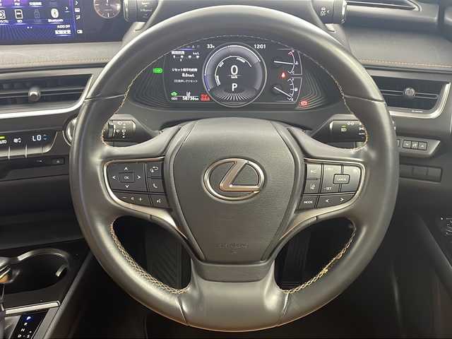 レクサス ＵＸ 250h 栃木県 2019(平31)年 5.9万km ソニッククォーツ 純正メーカーナビ/(BT/AM/FM/CD/DVD/フルセグ）/ETC2.0/ドライブレコーダー/プリクラッシュブレーキ/クルーズコントロール/車線逸脱防止/横滑り防止/先行車発進お知らせ/標識検知/電動リアゲート/電動格納ミラー/ステアリングスイッチ/MTモード付AT/純正アルミホイール/純正フロアマット/プッシュスタート/スマートキー