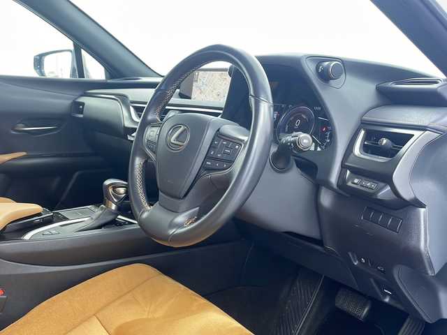 レクサス ＵＸ 250h 栃木県 2019(平31)年 5.9万km ソニッククォーツ 純正メーカーナビ/(BT/AM/FM/CD/DVD/フルセグ）/ETC2.0/ドライブレコーダー/プリクラッシュブレーキ/クルーズコントロール/車線逸脱防止/横滑り防止/先行車発進お知らせ/標識検知/電動リアゲート/電動格納ミラー/ステアリングスイッチ/MTモード付AT/純正アルミホイール/純正フロアマット/プッシュスタート/スマートキー