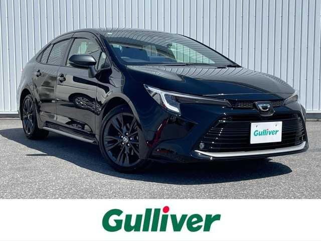 トヨタ カローラ ダブルバイビー 滋賀県 2025(令7)年 0.4万km アティチュードブラックマイカ 純正ディスプレイオーディオ/(BT/フルセグ/MiraCast/AM/FM)/衝突軽減ブレーキ/車線逸脱警報/レーダークルーズコントロール/バックカメラ/レザーシート/シートヒーター/ステアリングヒーター/ステアリングリモコン/革巻きステアリング/ETC2.0/ドライブレコーダー/スマートキー/クリアランスソナー/LEDヘッドライト/オートマチックハイビーム/フォグランプ/純正フロアマット/取扱説明書