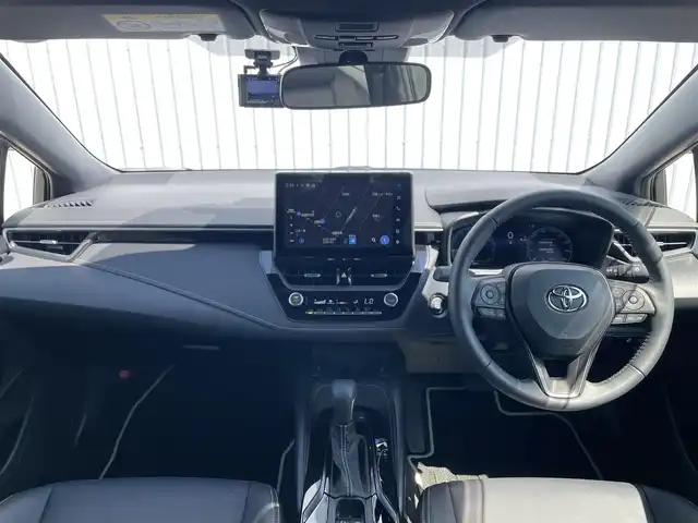 トヨタ カローラ ダブルバイビー 滋賀県 2025(令7)年 0.4万km アティチュードブラックマイカ 純正ディスプレイオーディオ/(BT/フルセグ/MiraCast/AM/FM)/衝突軽減ブレーキ/車線逸脱警報/レーダークルーズコントロール/バックカメラ/レザーシート/シートヒーター/ステアリングヒーター/ステアリングリモコン/革巻きステアリング/ETC2.0/ドライブレコーダー/スマートキー/クリアランスソナー/LEDヘッドライト/オートマチックハイビーム/フォグランプ/純正フロアマット/取扱説明書