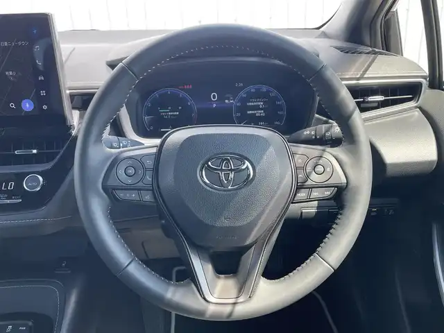 トヨタ カローラ ダブルバイビー 滋賀県 2025(令7)年 0.4万km アティチュードブラックマイカ 純正ディスプレイオーディオ/(BT/フルセグ/MiraCast/AM/FM)/衝突軽減ブレーキ/車線逸脱警報/レーダークルーズコントロール/バックカメラ/レザーシート/シートヒーター/ステアリングヒーター/ステアリングリモコン/革巻きステアリング/ETC2.0/ドライブレコーダー/スマートキー/クリアランスソナー/LEDヘッドライト/オートマチックハイビーム/フォグランプ/純正フロアマット/取扱説明書