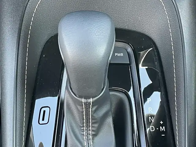 トヨタ カローラ ダブルバイビー 滋賀県 2025(令7)年 0.4万km アティチュードブラックマイカ 純正ディスプレイオーディオ/(BT/フルセグ/MiraCast/AM/FM)/衝突軽減ブレーキ/車線逸脱警報/レーダークルーズコントロール/バックカメラ/レザーシート/シートヒーター/ステアリングヒーター/ステアリングリモコン/革巻きステアリング/ETC2.0/ドライブレコーダー/スマートキー/クリアランスソナー/LEDヘッドライト/オートマチックハイビーム/フォグランプ/純正フロアマット/取扱説明書
