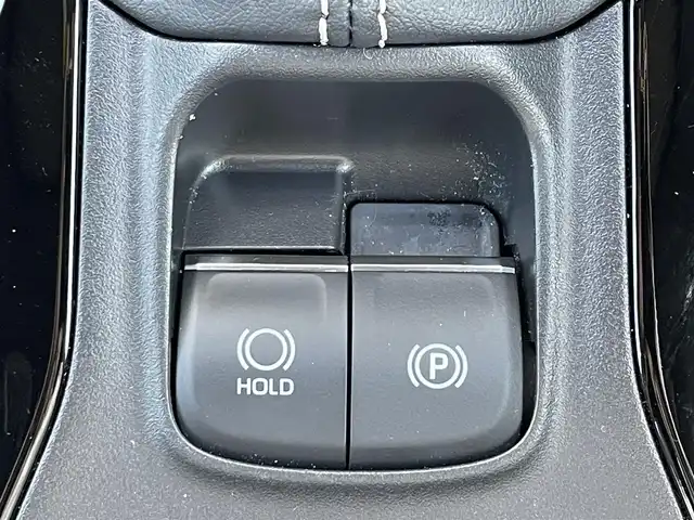 トヨタ カローラ ダブルバイビー 滋賀県 2025(令7)年 0.4万km アティチュードブラックマイカ 純正ディスプレイオーディオ/(BT/フルセグ/MiraCast/AM/FM)/衝突軽減ブレーキ/車線逸脱警報/レーダークルーズコントロール/バックカメラ/レザーシート/シートヒーター/ステアリングヒーター/ステアリングリモコン/革巻きステアリング/ETC2.0/ドライブレコーダー/スマートキー/クリアランスソナー/LEDヘッドライト/オートマチックハイビーム/フォグランプ/純正フロアマット/取扱説明書