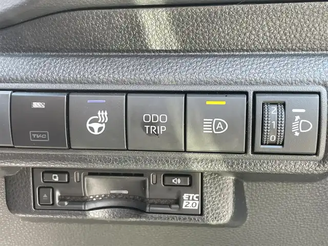 トヨタ カローラ ダブルバイビー 滋賀県 2025(令7)年 0.4万km アティチュードブラックマイカ 純正ディスプレイオーディオ/(BT/フルセグ/MiraCast/AM/FM)/衝突軽減ブレーキ/車線逸脱警報/レーダークルーズコントロール/バックカメラ/レザーシート/シートヒーター/ステアリングヒーター/ステアリングリモコン/革巻きステアリング/ETC2.0/ドライブレコーダー/スマートキー/クリアランスソナー/LEDヘッドライト/オートマチックハイビーム/フォグランプ/純正フロアマット/取扱説明書