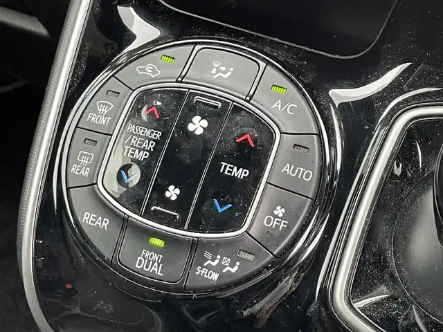 トヨタ ヴォクシー ハイブリッド ZS 煌 滋賀県 2018(平30)年 8.7万km ホワイトパールクリスタルシャイン 純正9インチナビ/CD/DVD/USB/HDMI/Bluetooth/フルセグテレビ/バックカメラ/TRDエアロ/セーフティセンス/・プリクラッシュセーフティ/・レーンディパーチャーアラート/・オートマチックハイビーム/・先行車発進告知機能/クルーズコントロール/両側パワースライドドア/LEDヘッドライト/オートライト/ビルトインETC/デジタルインナーミラー/D/N席シートヒーター /プッシュスタート /スマートキー/スペアキー/純正フロアマット