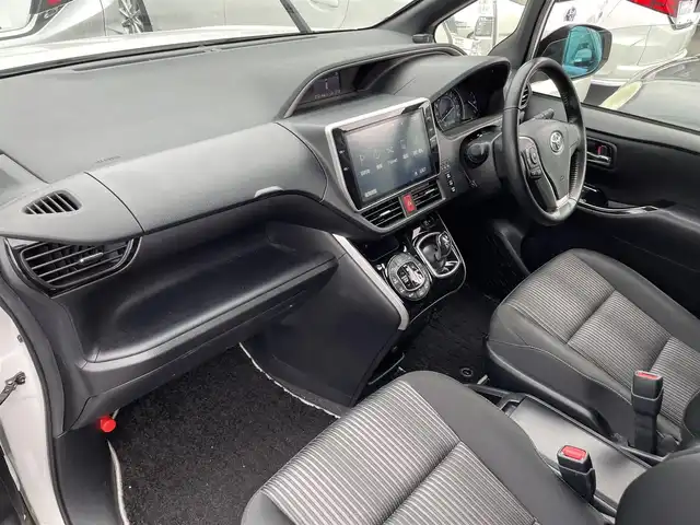 トヨタ ヴォクシー ハイブリッド ZS 煌 滋賀県 2018(平30)年 8.7万km ホワイトパールクリスタルシャイン 純正9インチナビ/CD/DVD/USB/HDMI/Bluetooth/フルセグテレビ/バックカメラ/TRDエアロ/セーフティセンス/・プリクラッシュセーフティ/・レーンディパーチャーアラート/・オートマチックハイビーム/・先行車発進告知機能/クルーズコントロール/両側パワースライドドア/LEDヘッドライト/オートライト/ビルトインETC/デジタルインナーミラー/D/N席シートヒーター /プッシュスタート /スマートキー/スペアキー/純正フロアマット