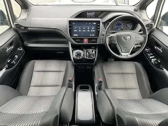 トヨタ ヴォクシー ハイブリッド ZS 煌 滋賀県 2018(平30)年 8.7万km ホワイトパールクリスタルシャイン 純正9インチナビ/CD/DVD/USB/HDMI/Bluetooth/フルセグテレビ/バックカメラ/TRDエアロ/セーフティセンス/・プリクラッシュセーフティ/・レーンディパーチャーアラート/・オートマチックハイビーム/・先行車発進告知機能/クルーズコントロール/両側パワースライドドア/LEDヘッドライト/オートライト/ビルトインETC/デジタルインナーミラー/D/N席シートヒーター /プッシュスタート /スマートキー/スペアキー/純正フロアマット