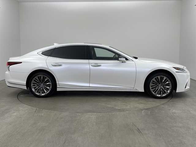 レクサス ＬＳ 500 Iパッケージ 兵庫県 2018(平30)年 7.5万km ソニッククォーツ ・純正ナビ/CD/DVD/Blu-ray/TV/SD/USB/・フロント、サイド、バックカメラ/・ビルトインETC2.0/・ドライブレコーダー/・Lexus　Safety　System　＋A/・プリクラッシュセーフティ/・フロントクロストラフィックアラート/・Lexus CoDrive/・レーダークルーズコントロール/・レーントレーシングアシスト/・レーンチェンジアシスト/・ドライバー異常時停車支援システム/・上下2段式アダプティブハイビームシステム/・ロードサインアシスト/・先行車発進告知機能/・ブラインドスポットモニター/・後方車両接近警報/・パーキングサポートアラート/・ヘッドアップディスプレイ/・デジタルインナーミラー/・パドルシフト/・ステアリングヒーター/・サンルーフ/・本革シート/・前席パワーシート/・前席シートヒーター/・前席ベンチレーション/・ＬＥＤヘッドライト/・オートライト/・純正20インチアルミホイール/・純正フロアマット