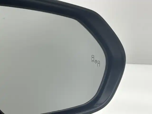 トヨタ ヤリスクロス ハイブリッド Z アドベンチャー 愛知県 2023(令5)年 1.2万km プラチナホワイトパールマイカ 純正８型ＤＡ　全方位カメラ　禁煙車　ＨＵＤ　ＢＳＭ　追従クルコン　フルセグ　セーフティセンス　パワーシート　シートヒーター　ステアリングヒーター　コーナーセンサー　ドラレコ　ＥＴＣ　ＬＥＤオートライト　USB　Bluetooth　パノラミックビューモニター　パワーバックドア　純正フロアマット　衝突軽減　車線逸脱　純正１８インチAW　nanoe-X プッシュスタート　スマートキー　ルームミラー録画機能付き