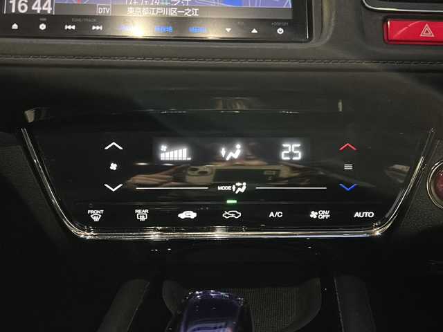 ホンダ ヴェゼル ハイブリッド X 東京都 2015(平27)年 9.7万km ホワイトオーキッドパール HDDナビ/バックカメラ/クルーズコントロール/パドルシフト/フルセグテレビ/BT/SD/CD/DVD/USB/AUX/HDMI/ETC/横滑り防止装置/純正アルミホイール/純正フロアマット/取扱説明書/保証書