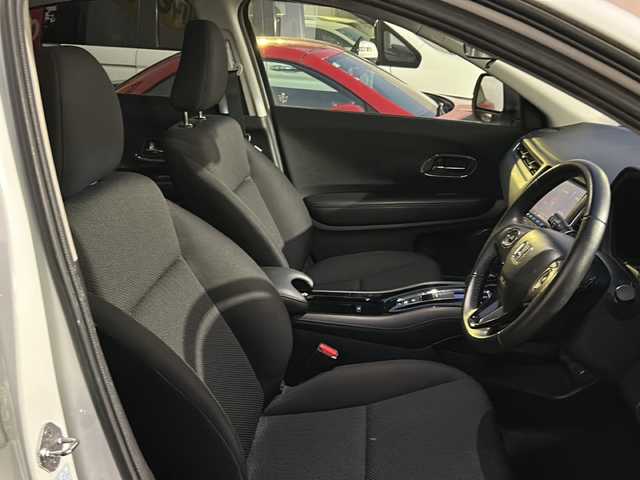 ホンダ ヴェゼル ハイブリッド X 東京都 2015(平27)年 9.7万km ホワイトオーキッドパール HDDナビ/バックカメラ/クルーズコントロール/パドルシフト/フルセグテレビ/BT/SD/CD/DVD/USB/AUX/HDMI/ETC/横滑り防止装置/純正アルミホイール/純正フロアマット/取扱説明書/保証書