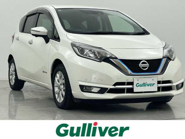 日産 ノート e－パワー メダリスト 熊本県 2018(平30)年 6.8万km ブリリアントホワイトパール 禁煙車　/純正ナビ（ＣＤ・ＤＶＤ・フルセグ・ＢＴ・ＳＤ・ＡＵＸ）/アラウンドビューモニター　/純正前方ドライブレコーダー　/ETC/アダブティブクルーズコントロール/衝突軽減ブレーキ/レーンキープアシスト/先行車発進お知らせ機能/横滑り防止/ハーフレザーシート/デジタルインナーミラー　/前後クリアランスソナー/純正フロアマット/純正１５インチAW/オートライト/LEDヘッドライト/フォグライト/スマートキー/プッシュスタート