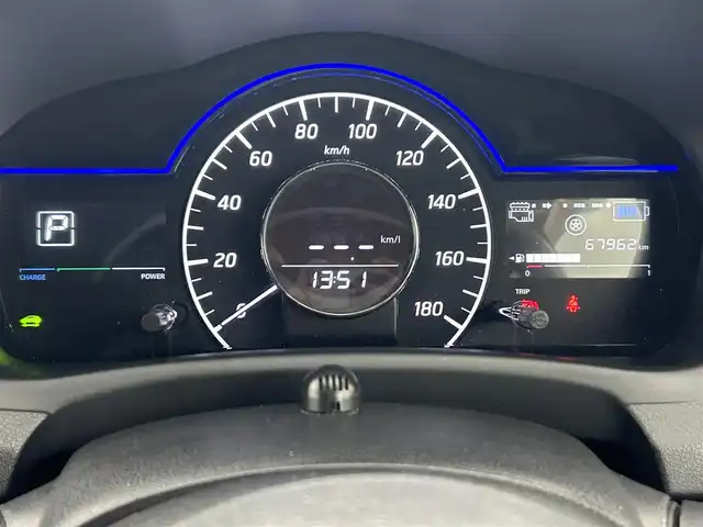 日産 ノート e－パワー メダリスト 熊本県 2018(平30)年 6.8万km ブリリアントホワイトパール 禁煙車　/純正ナビ（ＣＤ・ＤＶＤ・フルセグ・ＢＴ・ＳＤ・ＡＵＸ）/アラウンドビューモニター　/純正前方ドライブレコーダー　/ETC/アダブティブクルーズコントロール/衝突軽減ブレーキ/レーンキープアシスト/先行車発進お知らせ機能/横滑り防止/ハーフレザーシート/デジタルインナーミラー　/前後クリアランスソナー/純正フロアマット/純正１５インチAW/オートライト/LEDヘッドライト/フォグライト/スマートキー/プッシュスタート