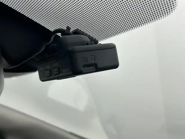 日産 ノート e－パワー メダリスト 熊本県 2018(平30)年 6.8万km ブリリアントホワイトパール 禁煙車　/純正ナビ（ＣＤ・ＤＶＤ・フルセグ・ＢＴ・ＳＤ・ＡＵＸ）/アラウンドビューモニター　/純正前方ドライブレコーダー　/ETC/アダブティブクルーズコントロール/衝突軽減ブレーキ/レーンキープアシスト/先行車発進お知らせ機能/横滑り防止/ハーフレザーシート/デジタルインナーミラー　/前後クリアランスソナー/純正フロアマット/純正１５インチAW/オートライト/LEDヘッドライト/フォグライト/スマートキー/プッシュスタート