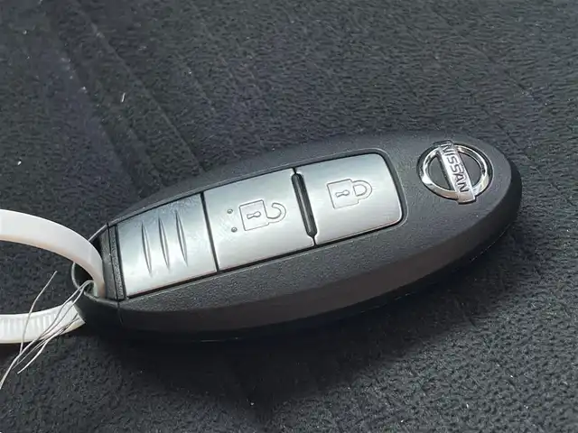 日産 キューブ 15X Vセレクション 神奈川県 2016(平28)年 8.3万km ダークメタルグレー (株)IDOMが運営する【じしゃロン秦野店】の自社ローン専用車両になります。こちらは現金またはオートローンご利用時の価格です。自社ローンご希望の方は別途その旨お申付け下さい/スマートキー２個/純正ナビ・フルセグTV/CD・DVD・BTオーディオ/バックカメラ/ETC/HIDオートライト/保証書・取説書