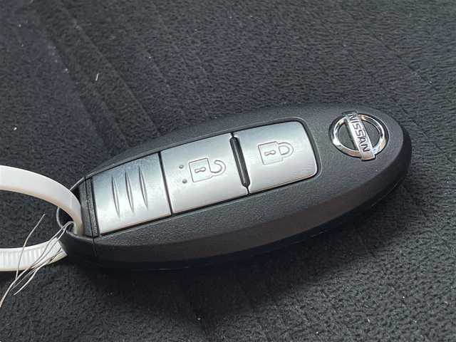 日産 キューブ 15X Vセレクション 神奈川県 2016(平28)年 8.3万km ダークメタルグレー 【(株)IDOMが運営する【じしゃロン相模原店】の自社ローン対象車両になります。こちらは現金ご利用時の価格です。自社ローンご希望の方は別途その旨お申付け下さい。】/スマートキー２個/純正ナビ・フルセグTV/CD・DVD・BTオーディオ/バックカメラ/ETC/HIDオートライト/保証書・取説書