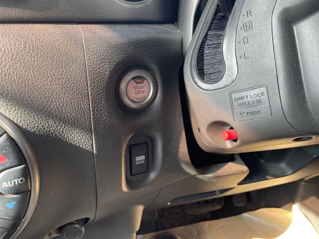 日産 キューブ 15X Vセレクション 神奈川県 2016(平28)年 8.3万km ダークメタルグレー 【(株)IDOMが運営する【じしゃロン相模原店】の自社ローン対象車両になります。こちらは現金ご利用時の価格です。自社ローンご希望の方は別途その旨お申付け下さい。】/スマートキー２個/純正ナビ・フルセグTV/CD・DVD・BTオーディオ/バックカメラ/ETC/HIDオートライト/保証書・取説書