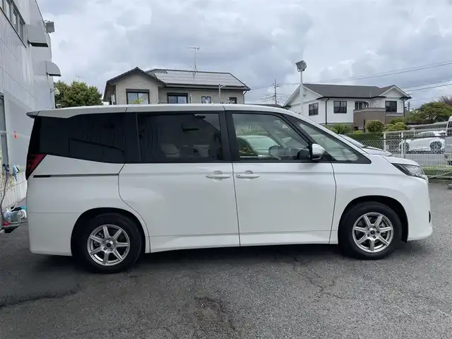 トヨタ ノア ハイブリッド X 神奈川県 2022(令4)年 2.6万km ホワイトパールクリスタルシャイン ワンオーナー/純正ナビ/(Bluetooth/USB/AM/FM)/レーダークルーズコントロール/バックカメラ/ビルトインETC2.0/前後ドライブレコーダー/電動パーキングブレーキ/オートブレーキホールド/横滑り防止装置/衝突軽減システム/車線逸脱警報/純正フロアマット/保証書/取扱説明書/スペアキー×１