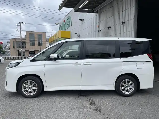 トヨタ ノア ハイブリッド X 神奈川県 2022(令4)年 2.6万km ホワイトパールクリスタルシャイン ワンオーナー/純正ナビ/(Bluetooth/USB/AM/FM)/レーダークルーズコントロール/バックカメラ/ビルトインETC2.0/前後ドライブレコーダー/電動パーキングブレーキ/オートブレーキホールド/横滑り防止装置/衝突軽減システム/車線逸脱警報/純正フロアマット/保証書/取扱説明書/スペアキー×１