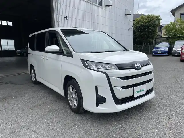 トヨタ ノア ハイブリッド X 神奈川県 2022(令4)年 2.6万km ホワイトパールクリスタルシャイン ワンオーナー/純正ナビ/(Bluetooth/USB/AM/FM)/レーダークルーズコントロール/バックカメラ/ビルトインETC2.0/前後ドライブレコーダー/電動パーキングブレーキ/オートブレーキホールド/横滑り防止装置/衝突軽減システム/車線逸脱警報/純正フロアマット/保証書/取扱説明書/スペアキー×１