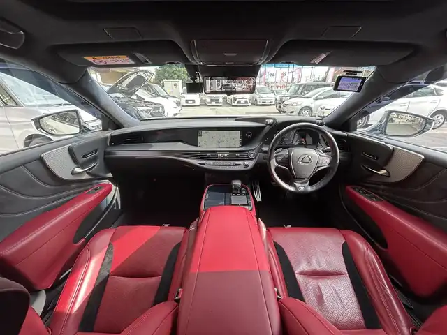 レクサス ＬＳ 500 Fスポーツ 大阪府 2018(平30)年 5.6万km ホワイトノーヴァガラスフレーク サンルーフ/Lexus Safety System/・PCS（プリクラッシュセーフティ）/・LKA（レーンキーピングアシスト）/・AHB（オートマチックハイビーム）/・レーダークルーズコントロール/・PKSA（パーキングサポートアラート）/赤革シート/・パワーシート/・ベンチレーション/・シートメモリー/純正ナビ/・全方位カメラ/・FM/AM/Bluetooth/CD/DVD/フルセグTV/ハンドルヒーター/ヘッドアップディスプレイ/ブラインドスポットモニター/デジタルインナーミラー/パドルシフト/電動リアゲート/ETC/ドライブレコーダー/スマートキー2本/アイドリングストップ機能/純正アルミホイール/純正フロアマット