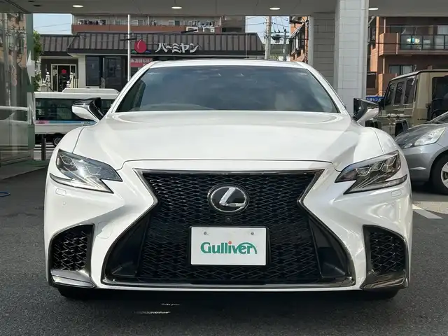 レクサス ＬＳ 500 Fスポーツ 大阪府 2018(平30)年 5.6万km ホワイトノーヴァガラスフレーク サンルーフ/Lexus Safety System/・PCS（プリクラッシュセーフティ）/・LKA（レーンキーピングアシスト）/・AHB（オートマチックハイビーム）/・レーダークルーズコントロール/・PKSA（パーキングサポートアラート）/赤革シート/・パワーシート/・ベンチレーション/・シートメモリー/純正ナビ/・全方位カメラ/・FM/AM/Bluetooth/CD/DVD/フルセグTV/ハンドルヒーター/ヘッドアップディスプレイ/ブラインドスポットモニター/デジタルインナーミラー/パドルシフト/電動リアゲート/ETC/ドライブレコーダー/スマートキー2本/アイドリングストップ機能/純正アルミホイール/純正フロアマット