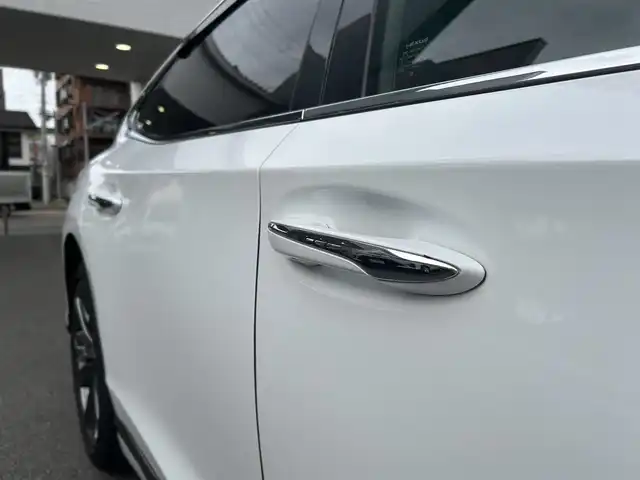 レクサス ＬＳ 500 Fスポーツ 大阪府 2018(平30)年 5.6万km ホワイトノーヴァガラスフレーク サンルーフ/Lexus Safety System/・PCS（プリクラッシュセーフティ）/・LKA（レーンキーピングアシスト）/・AHB（オートマチックハイビーム）/・レーダークルーズコントロール/・PKSA（パーキングサポートアラート）/赤革シート/・パワーシート/・ベンチレーション/・シートメモリー/純正ナビ/・全方位カメラ/・FM/AM/Bluetooth/CD/DVD/フルセグTV/ハンドルヒーター/ヘッドアップディスプレイ/ブラインドスポットモニター/デジタルインナーミラー/パドルシフト/電動リアゲート/ETC/ドライブレコーダー/スマートキー2本/アイドリングストップ機能/純正アルミホイール/純正フロアマット