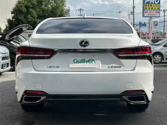 レクサス ＬＳ 500 Fスポーツ 大阪府 2018(平30)年 5.6万km ホワイトノーヴァガラスフレーク サンルーフ/Lexus Safety System/・PCS（プリクラッシュセーフティ）/・LKA（レーンキーピングアシスト）/・AHB（オートマチックハイビーム）/・レーダークルーズコントロール/・PKSA（パーキングサポートアラート）/赤革シート/・パワーシート/・ベンチレーション/・シートメモリー/純正ナビ/・全方位カメラ/・FM/AM/Bluetooth/CD/DVD/フルセグTV/ハンドルヒーター/ヘッドアップディスプレイ/ブラインドスポットモニター/デジタルインナーミラー/パドルシフト/電動リアゲート/ETC/ドライブレコーダー/スマートキー2本/アイドリングストップ機能/純正アルミホイール/純正フロアマット