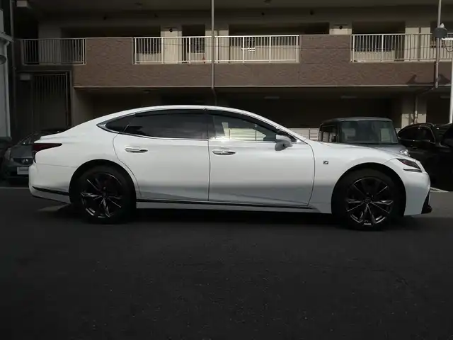 レクサス ＬＳ 500 Fスポーツ 大阪府 2018(平30)年 5.6万km ホワイトノーヴァガラスフレーク サンルーフ/Lexus Safety System/・PCS（プリクラッシュセーフティ）/・LKA（レーンキーピングアシスト）/・AHB（オートマチックハイビーム）/・レーダークルーズコントロール/・PKSA（パーキングサポートアラート）/赤革シート/・パワーシート/・ベンチレーション/・シートメモリー/純正ナビ/・全方位カメラ/・FM/AM/Bluetooth/CD/DVD/フルセグTV/ハンドルヒーター/ヘッドアップディスプレイ/ブラインドスポットモニター/デジタルインナーミラー/パドルシフト/電動リアゲート/ETC/ドライブレコーダー/スマートキー2本/アイドリングストップ機能/純正アルミホイール/純正フロアマット