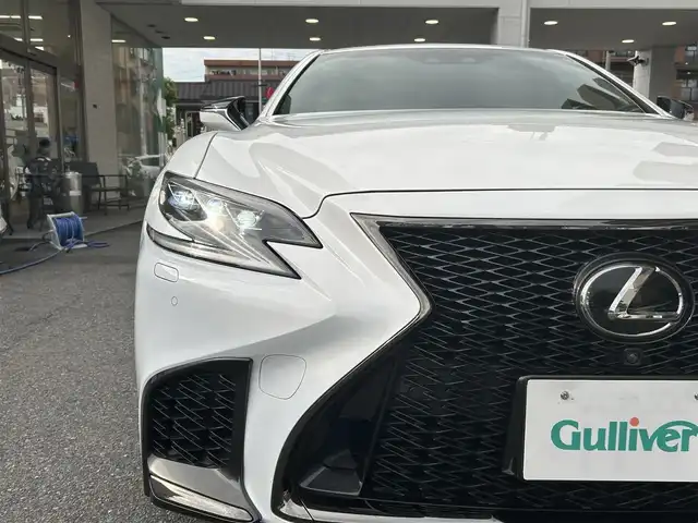 レクサス ＬＳ 500 Fスポーツ 大阪府 2018(平30)年 5.6万km ホワイトノーヴァガラスフレーク サンルーフ/Lexus Safety System/・PCS（プリクラッシュセーフティ）/・LKA（レーンキーピングアシスト）/・AHB（オートマチックハイビーム）/・レーダークルーズコントロール/・PKSA（パーキングサポートアラート）/赤革シート/・パワーシート/・ベンチレーション/・シートメモリー/純正ナビ/・全方位カメラ/・FM/AM/Bluetooth/CD/DVD/フルセグTV/ハンドルヒーター/ヘッドアップディスプレイ/ブラインドスポットモニター/デジタルインナーミラー/パドルシフト/電動リアゲート/ETC/ドライブレコーダー/スマートキー2本/アイドリングストップ機能/純正アルミホイール/純正フロアマット