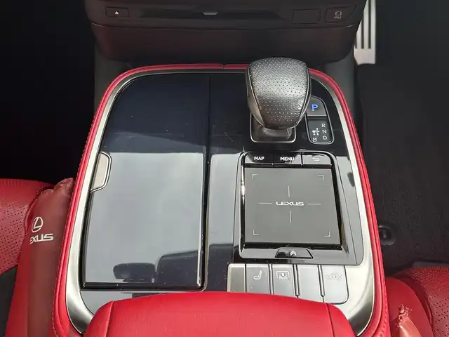 レクサス ＬＳ 500 Fスポーツ 大阪府 2018(平30)年 5.6万km ホワイトノーヴァガラスフレーク サンルーフ/Lexus Safety System/・PCS（プリクラッシュセーフティ）/・LKA（レーンキーピングアシスト）/・AHB（オートマチックハイビーム）/・レーダークルーズコントロール/・PKSA（パーキングサポートアラート）/赤革シート/・パワーシート/・ベンチレーション/・シートメモリー/純正ナビ/・全方位カメラ/・FM/AM/Bluetooth/CD/DVD/フルセグTV/ハンドルヒーター/ヘッドアップディスプレイ/ブラインドスポットモニター/デジタルインナーミラー/パドルシフト/電動リアゲート/ETC/ドライブレコーダー/スマートキー2本/アイドリングストップ機能/純正アルミホイール/純正フロアマット