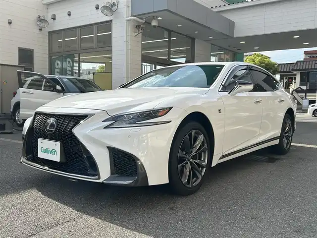 レクサス ＬＳ 500 Fスポーツ 大阪府 2018(平30)年 5.6万km ホワイトノーヴァガラスフレーク サンルーフ/Lexus Safety System/・PCS（プリクラッシュセーフティ）/・LKA（レーンキーピングアシスト）/・AHB（オートマチックハイビーム）/・レーダークルーズコントロール/・PKSA（パーキングサポートアラート）/赤革シート/・パワーシート/・ベンチレーション/・シートメモリー/純正ナビ/・全方位カメラ/・FM/AM/Bluetooth/CD/DVD/フルセグTV/ハンドルヒーター/ヘッドアップディスプレイ/ブラインドスポットモニター/デジタルインナーミラー/パドルシフト/電動リアゲート/ETC/ドライブレコーダー/スマートキー2本/アイドリングストップ機能/純正アルミホイール/純正フロアマット