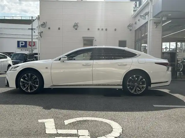 レクサス ＬＳ 500 Fスポーツ 大阪府 2018(平30)年 5.6万km ホワイトノーヴァガラスフレーク サンルーフ/Lexus Safety System/・PCS（プリクラッシュセーフティ）/・LKA（レーンキーピングアシスト）/・AHB（オートマチックハイビーム）/・レーダークルーズコントロール/・PKSA（パーキングサポートアラート）/赤革シート/・パワーシート/・ベンチレーション/・シートメモリー/純正ナビ/・全方位カメラ/・FM/AM/Bluetooth/CD/DVD/フルセグTV/ハンドルヒーター/ヘッドアップディスプレイ/ブラインドスポットモニター/デジタルインナーミラー/パドルシフト/電動リアゲート/ETC/ドライブレコーダー/スマートキー2本/アイドリングストップ機能/純正アルミホイール/純正フロアマット