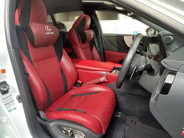 レクサス ＬＳ 500 Fスポーツ 大阪府 2018(平30)年 5.6万km ホワイトノーヴァガラスフレーク サンルーフ/Lexus Safety System/・PCS（プリクラッシュセーフティ）/・LKA（レーンキーピングアシスト）/・AHB（オートマチックハイビーム）/・レーダークルーズコントロール/・PKSA（パーキングサポートアラート）/赤革シート/・パワーシート/・ベンチレーション/・シートメモリー/純正ナビ/・全方位カメラ/・FM/AM/Bluetooth/CD/DVD/フルセグTV/ハンドルヒーター/ヘッドアップディスプレイ/ブラインドスポットモニター/デジタルインナーミラー/パドルシフト/電動リアゲート/ETC/ドライブレコーダー/スマートキー2本/アイドリングストップ機能/純正アルミホイール/純正フロアマット