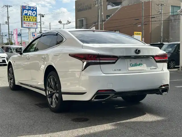 レクサス ＬＳ 500 Fスポーツ 大阪府 2018(平30)年 5.6万km ホワイトノーヴァガラスフレーク サンルーフ/Lexus Safety System/・PCS（プリクラッシュセーフティ）/・LKA（レーンキーピングアシスト）/・AHB（オートマチックハイビーム）/・レーダークルーズコントロール/・PKSA（パーキングサポートアラート）/赤革シート/・パワーシート/・ベンチレーション/・シートメモリー/純正ナビ/・全方位カメラ/・FM/AM/Bluetooth/CD/DVD/フルセグTV/ハンドルヒーター/ヘッドアップディスプレイ/ブラインドスポットモニター/デジタルインナーミラー/パドルシフト/電動リアゲート/ETC/ドライブレコーダー/スマートキー2本/アイドリングストップ機能/純正アルミホイール/純正フロアマット